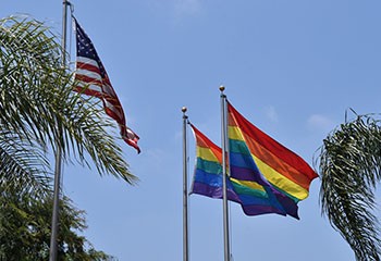 Etats-Unis : 19 États créent « un mur arc-en-ciel » pour protéger la jeunesse trans