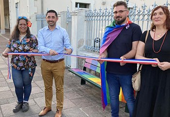 Saint-Paul-lès-Dax : un banc aux couleurs de l’arc-en-ciel pour dénoncer les discriminations
