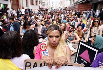 Saint-Denis: plus d’un millier de personnes sont descendues dans la rue pour la Pride des banlieues
