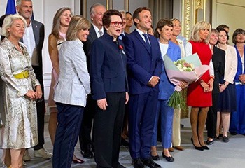 Macron décore Billie Jean King, icône lesbienne du tennis mondial