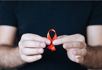 1984, création de Aides : l’entraide combat l'ignorance et la peur du VIH/sida