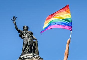 La France doit reconnaître les victimes de sa répression anti-gay