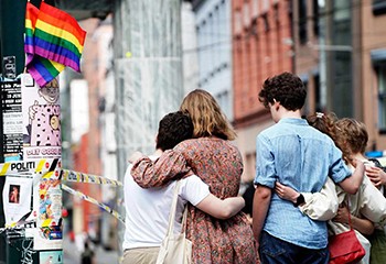 Tuerie d’Oslo : la communauté LGBT+ sous le choc après l’attaque survenue près du plus ancien bar gay de Norvège