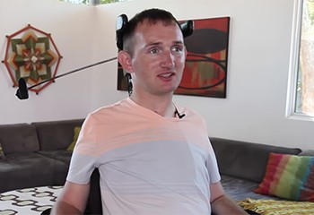 Cet homme quadriplégique réalise son rêve et devient une star du porno