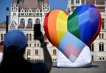 Hongrie : Bruxelles saisit la justice européenne contre une loi enfreignant les droits des LGBTQ et des atteintes aux médias