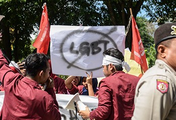 Indonésie : un groupe d’islamistes mène un raid contre une organisation de lutte contre le VIH