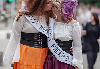 Ce couple lesbien se marie en Roumanie malgré l’interdit