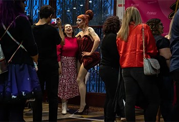 "Des parents nous remercient" : les queens de l'émission Drag Race France remplissent des salles dans tout le pays