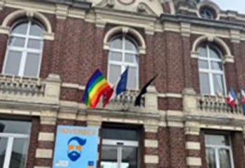 Reconquête ! demande le retrait de drapeaux apposés sur la mairie d'Avesnes-les-Aubert