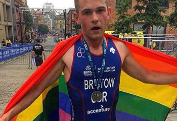 Des triathlètes condamnent l’interdiction du drapeau LGBT+ dans les compétitions