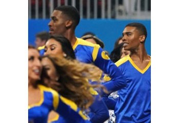 USA / Super Bowl Deux hommes défilent au sein des pom-pom girls des Rams de Los Angeles