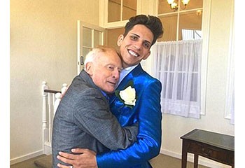 Un ancien pasteur de 80 ans refait sa vie avec un jeune Roumain