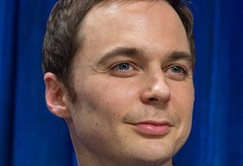 Jim Parsons va produire une comédie Netflix sur un homme gay handicapé