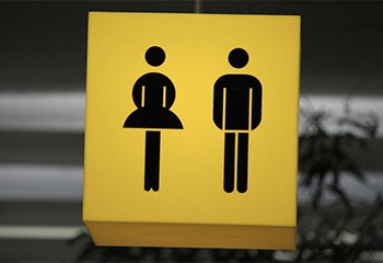 « Si tu es un homme, utilise les urinoirs » : un prof suspendu après avoir persécuté un élève trans